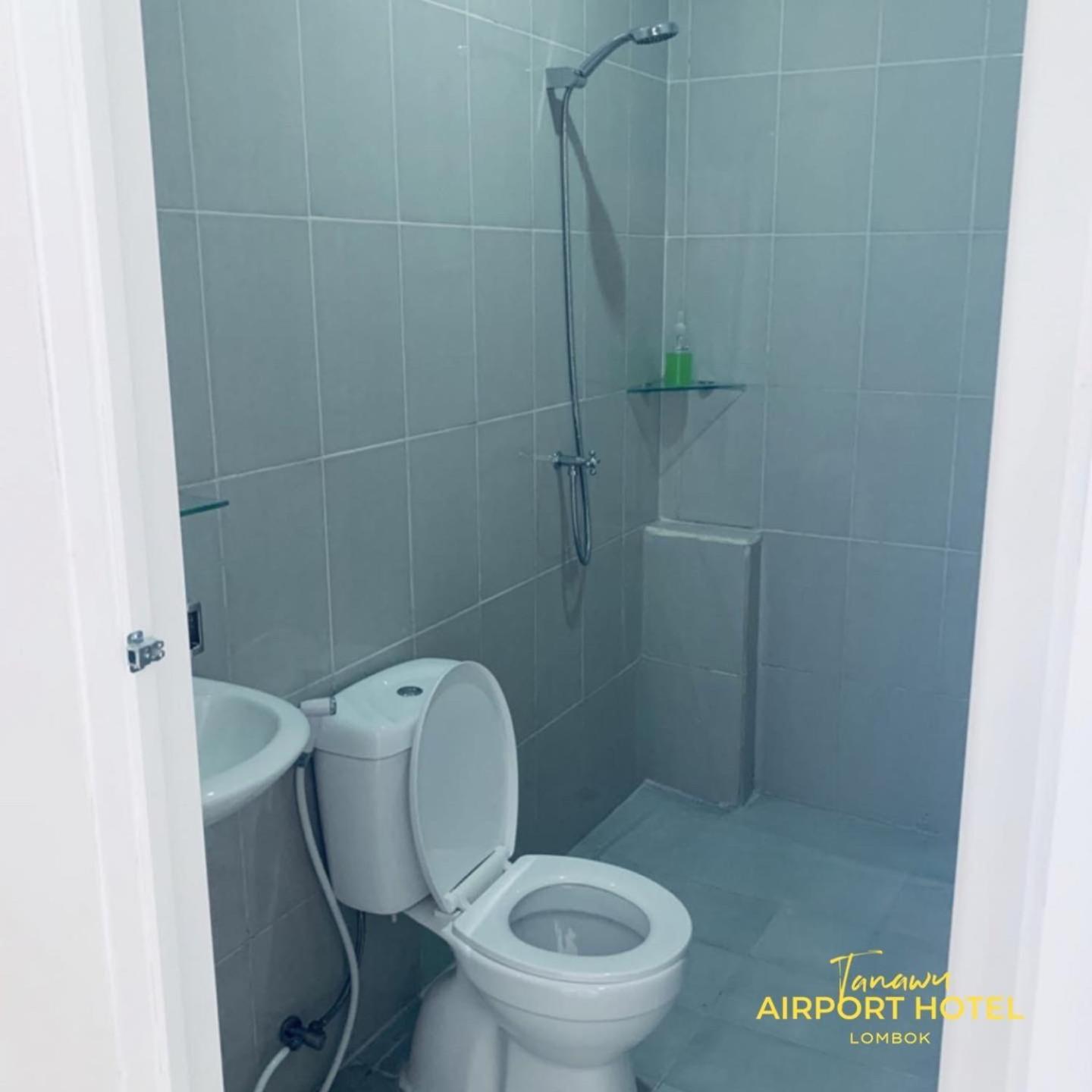 Tanawu Airport Hotel Lombok Praya Bagian luar foto